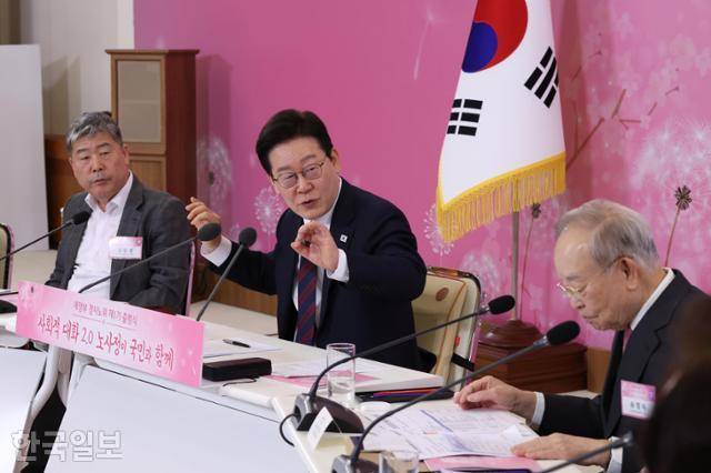 이재명 대통령이 19일 청와대에서 열린 새 정부 1기 경제사회노동위원회 출범 기념 노동정책 토론회에서 발언하고 있다. 왕태석 선임기자