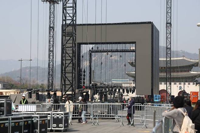 [포토] BTS 공연 무대 설치 중인 광화문광장