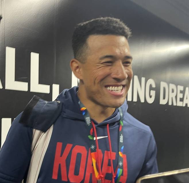 <yonhap photo-2546="">5일 일본 도쿄돔에서 열린 2026 월드베이스볼클래식 1차전 체코와의 경기를 마친 한국 야구 대표팀 저마이 존스(디트로이트 타이거스)가 취재진과 인터뷰하고 있다. 연합뉴스</yonhap>