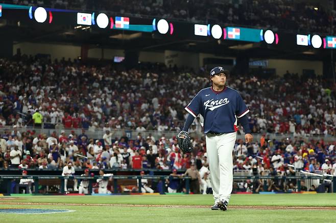 <yonhap photo-3595="">13일(현지시간) 미국 플로리다주 마이애미 론디포파크에서 열린 월드베이스볼클래식(WBC) 대한민국 대 도미니카공화국 준준결승전. 한국 선발투수 류현진이 2회 말 3실점 후 마운드에서 내려오고 있다. [사진=연합뉴스]</yonhap>