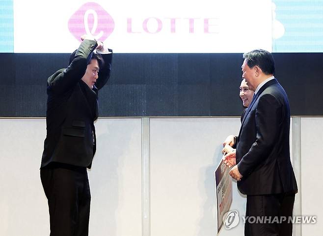 '감사의 하트'_(서울=연합뉴스) 이지은 기자 = 19일 송파구 시그니엘 서울에서 열린 2026 동계올림픽 대한민국 스키·스노보드대표단 격려 행사에서 스노보드 평행대회전 은메달리스트 김상겸이 신동빈 롯데그룹 회장에게 특별포상금을 받기 전 양팔로 하트를 만들어 보이고 있다. 2026.3.19 jieunlee@yna.co.kr