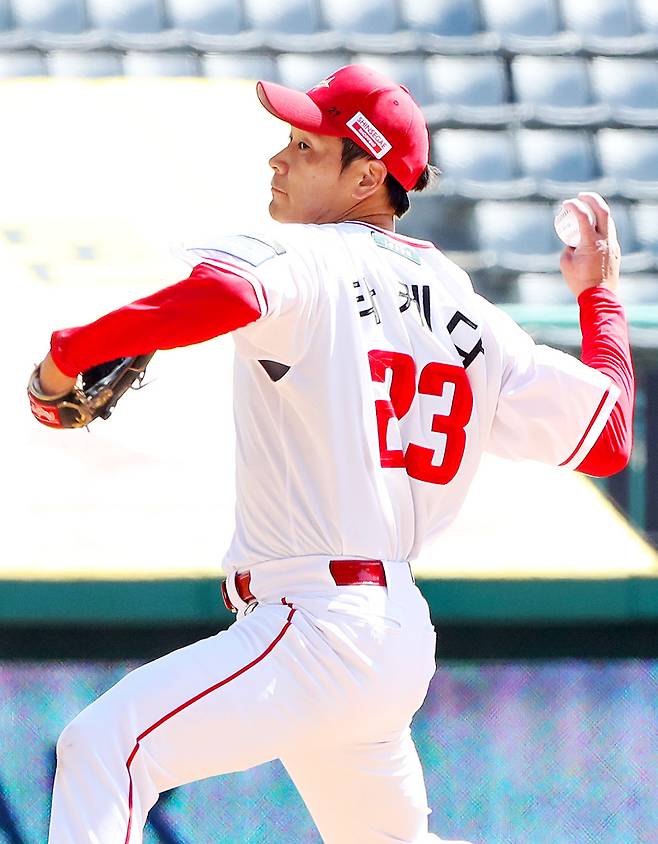 19일 인천SSG랜더스필드에서 열린 LG 트윈스와의 시범경기에 선발 등판한 타케다 쇼타. SSG 제공