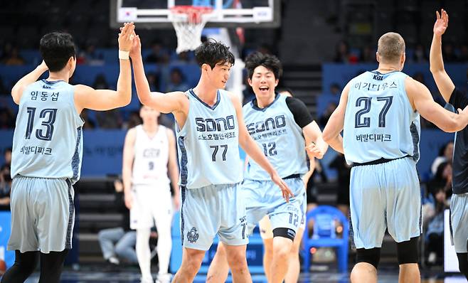 소노 선수단이 19일 고양소노아레나에서 열린 KCC와의 2025~26 LG전자 프로농구 정규리그 경기서 득점을 합작한 뒤 환호하고 있다. 사진=KBL
