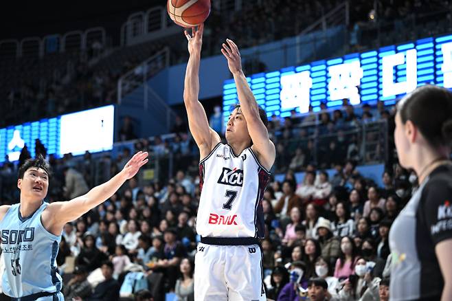KCC 허훈이 19일 고양소노아레나에서 열린 소노와의 2025~26 LG전자 프로농구 정규리그 경기서 슛을 시도하고 있다. 사진=KBL