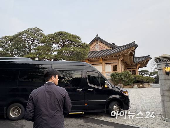 리사 수 AMD 최고경영자(CEO)가 탄 차량이 18일 오후 서울 용산구 한남동 승지원으로 들어가고 있다. [사진=권서아 기자]