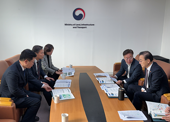 전춘성 군수가 김윤석 국토부 장관에게 지역 현안사업을 설명하고 있다. [사진=진안군 ]
