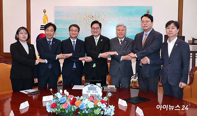 우원식 국회의장이 19일 국회의장실에서 원내 6개 정당 원내대표들과 회동하기에 앞서 기념 촬영을 하고 있다. 왼쪽부터 기본소득당 용혜인 원내대표, 진보당 윤종오 원내대표, 더불어민주당 한병도 원내대표, 우원식 국회의장, 조국혁신당 서왕진 원내대표, 개혁신당 천하람 원내대표, 사회민주당 한창민 원내대표. [사진=곽영래 기자]