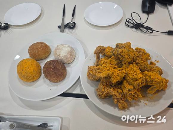동남아 시장에서 판매하는 '크리스피 뿌링클(왼쪽)'과 미국 시장에서 판매하는 '크리스피 번'. [사진=전다윗 기자]