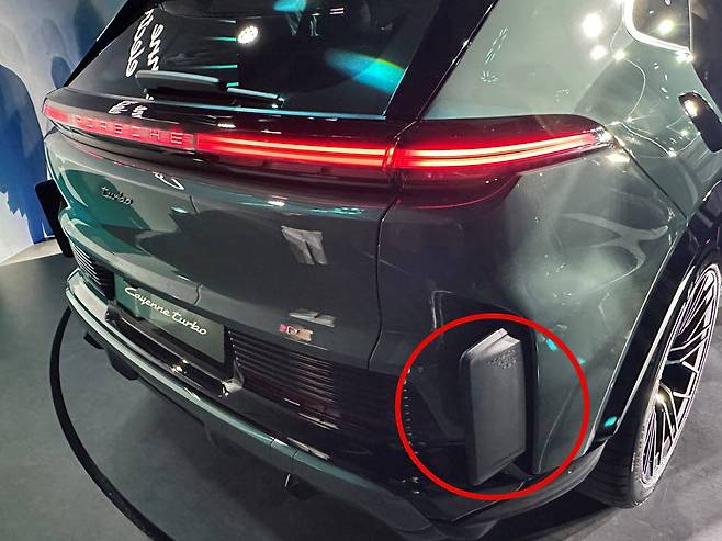 카이엔 터보 일렉트릭 후면부에 탑재된 액티브 에어 블레이드 / 출처=IT동아