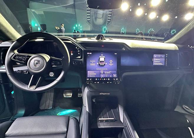 카이엔 터보 일렉트릭 실내 / 출처=IT동아