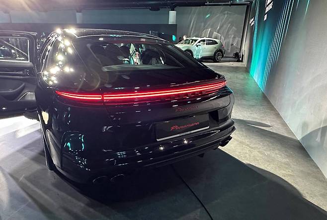 파나메라 레드 익스클루시브 후면부 / 출처=IT동아