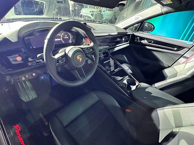 파나메라 레드 익스클루시브 실내 / 출처=IT동아