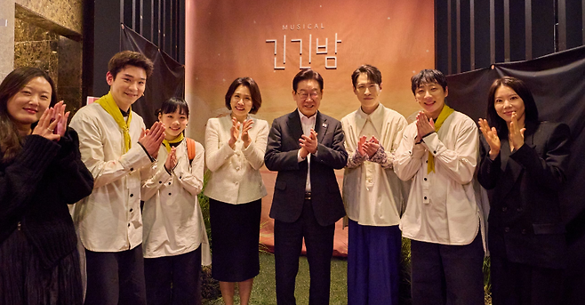 이재명 대통령과 김혜경 여사가 18일 서울 대학로에서 창작뮤지컬 ‘긴긴밤’ 관람 후 출연진과 기념촬영을 하고 있다. (청와대 )