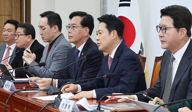 장동혁 국민의힘 대표(오른쪽 둘째)가 16일 국회에서 열린 최고위원회의에서 발언하고 있다. 임현동 기자.