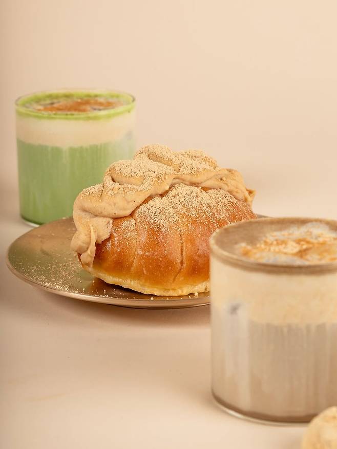 인절미를 활용한 말차 라떼와 소금빵 등 한국식 메뉴로 인기 있는 런던의 토끼야 카페. 사진 토끼야 인스타그램 캡처