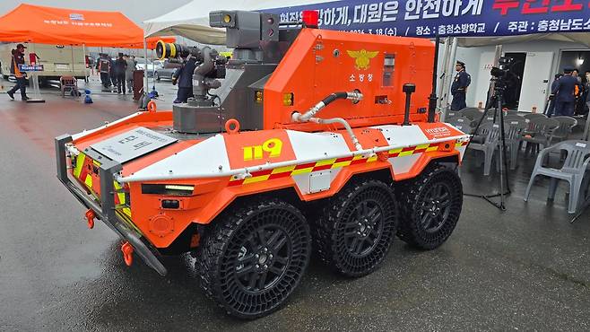 지난 18일 충남 청양 충청소방학교에서 무인로방로봇 '단비' 시연회가 열렸다. 탱크 모양의 단비는 상가와 아파트 지하주차장에서 화재가 발생했을 때 소방관보다 먼저 투입돼 진화작업을 벌인다. 신진호 기자