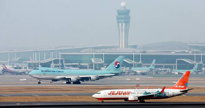 인천국제공항 계류장에서 항공기들이 이동하고 있다. 뉴스1