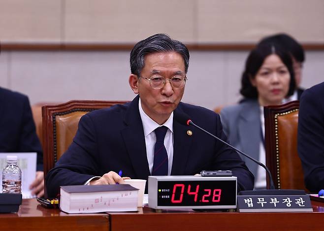 정성호 법무부 장관이 18일 서울 여의도 국회에서 열린 법제사법위원회 전체회의에서 의원 질의에 답변하고 있다. 뉴시스