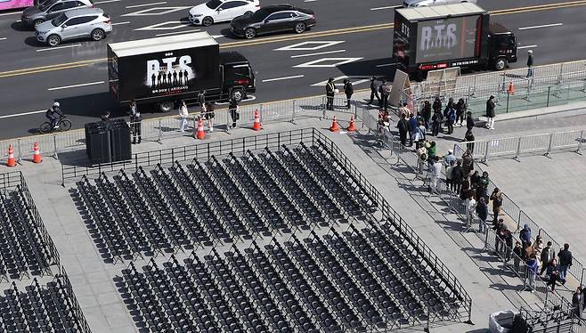 방탄소년단(BTS) 컴백 공연을 이틀 앞둔 19일 서울 종로구 광화문 광장 인근에서 BTS의 공연 홍보차량이 돌아다니고 있다. 김종호 기자