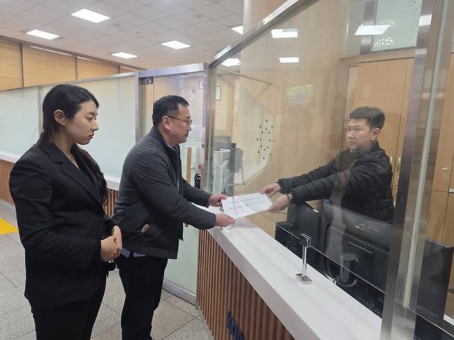 언론노조 YTN지부가 18일 서울 서대문구 경찰청에 이동관 전 방통위원장에 대한 고발장을 제출하고 있다. /언론노조 YTN지부 제공