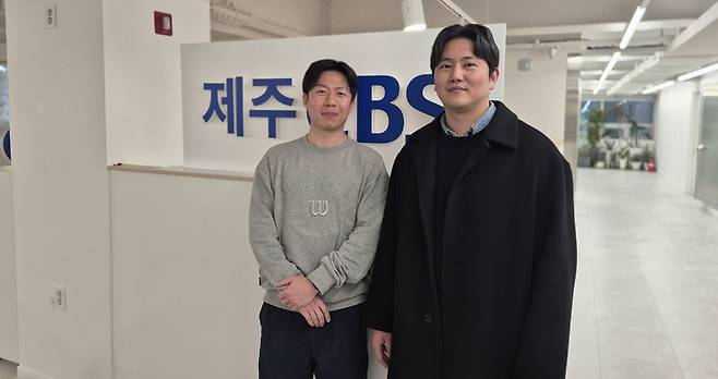 고상현 기자(사진 오른쪽)와 이창준 기자. 두 기자는 ‘부장판사들 비위 의혹’ 보도로 제57회 한국기자상, ‘쿠팡, 죽음의 배송’ 연속보도로 제425회 이달의 기자상을 받았다. /김성후 선임기자