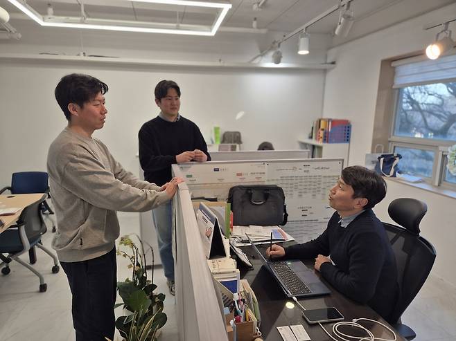 고상현 기자(사진 가운데)와 이창준 기자가 3월10일 제주시 노형동 제주CBS에서 이인 보도제작국장과 이야기를 나누고 있다. /김성후 선임기자