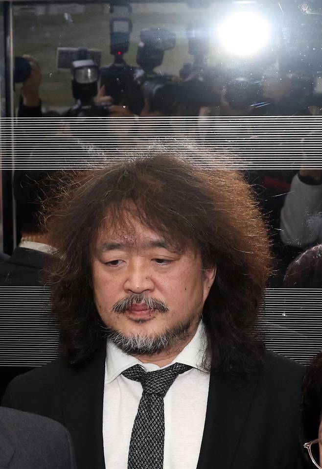 방송인 김어준 씨가 2024년 12월13일 서울 여의도 국회 과학기술정보방송통신위원회에서 열린 계엄관련 현안질의에서 증언을 마치고 엘리베이터를 타고 이동하고 있다. /뉴시스