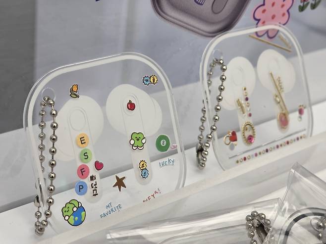 갤럭시 버즈 커스텀랩에 전시되어있는 커스텀 아크릴 /사진=이정우 기자