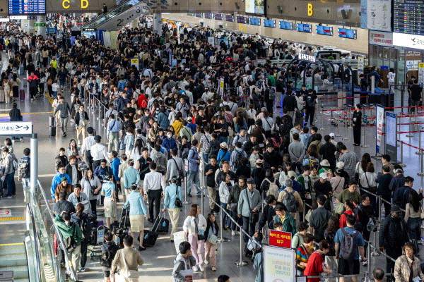 김해공항 국제선 청사에서 탑승을 기다리는 승객들.