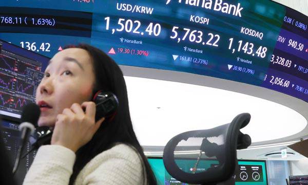 19일 서울 중구 하나은행 딜링룸 현황판에 금융위기 이후 최고 수준으로 치솟은 원/달러 환율과 코스피 지수가 표시되고 있다. 이날 코스피는 전장보다 161.81포인트(2.73%) 내린 5763.22에 장을 마쳤다. 연합뉴스