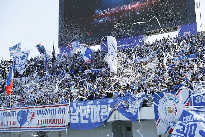 Suwon Samsung Bluewings supporters throw toilet paper during a match against Paju Frontier FC at Paju Stadium in Paju, Gyeonggi on March 7. [NEWS1]