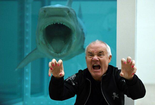 데이미언 허스트가 18일 종로구 국립현대미술관 서울관에서 자신의 유명한 상어 작품 앞에서 장난기 어린 포즈를 취하고 있다. 최현규 기자