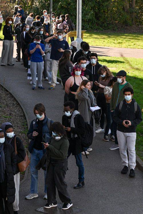 마스크를 쓴 학생들이 18일(현지시간) 영국 남동부 캔터베리에 있는 켄트 대학교에서 백신 접종을 받기 위해 줄을 서 있다. AFP연합