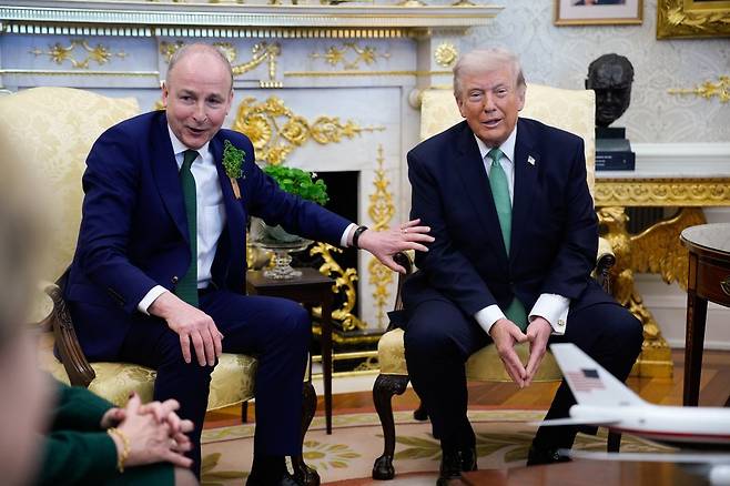도널드 트럼프 미국 대통령이 17일(현지시간) 백악관에서 미할 마틴 아일랜드 총리와 양자회담을 하고 있다. 연합뉴스