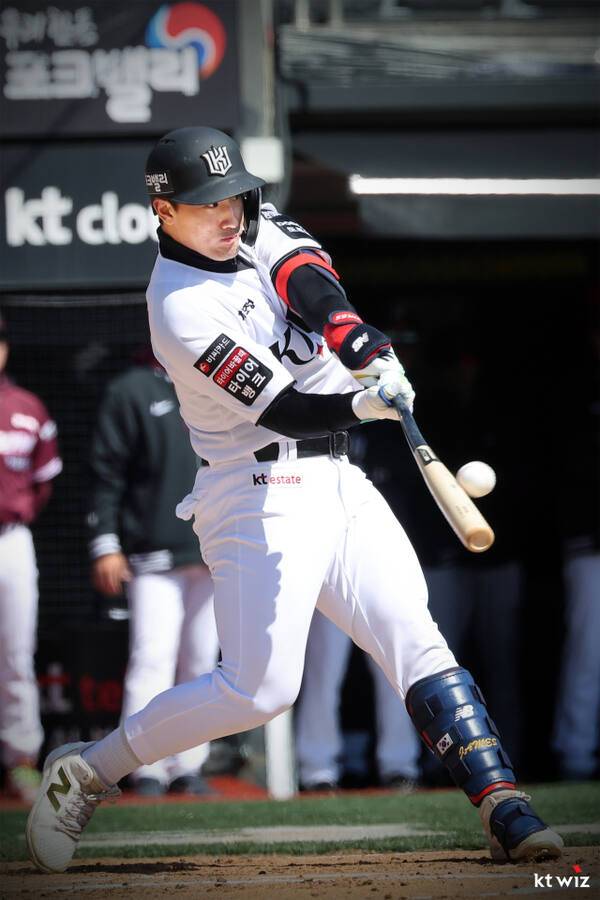 KT 위즈의 안현민이 19일 수원 KT위즈파크에서 열린 2026 KBO 시범경기 키움 히어로전서 1회말 솔로 홈런을 때려내고 있다. KT 제공