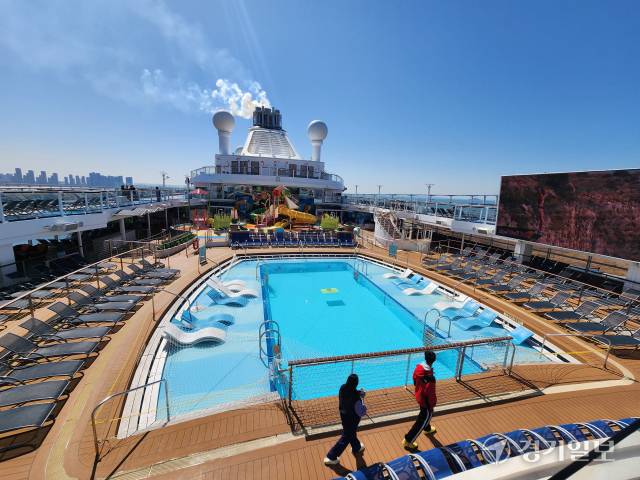 ‘스펙트럼 오브 더 씨(Spectrum Of The Seas)’호의 야외수영장 전경. 이병기기자