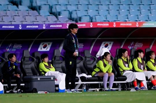 일본과의 여자 아시안컵 4강전 경기를 지켜보는 신상우 감독. 사진[연합뉴스]