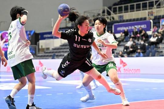 19일 부산시설공단과 경기에서 슛을 시도하는 경남개발공사 김연우. 사진[연합뉴스]