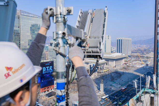SK텔레콤 기술자가 지난 15일 서울 종로구 광화문 주변의 통신 장비를 점검하고 있다. [SK텔레콤]