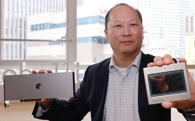 마셜 초이 리벨리온 최고사업책임자(CBO)가 최근 경기도 성남에 위치한 리벨리온 본사에서 매일경제와 인터뷰하며 자사의 추론형 인공지능(AI) 반도체 칩인 '리벨100'(오른쪽)과 이 칩으로 만든 카드인 '리벨카드'(왼쪽)를 들어 보이고 있다. 이승환 기자