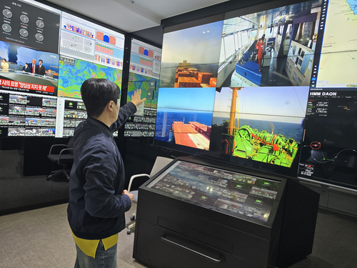 HMM 선박종합상황실 관계자가 호르무즈 해협에 고립된 선박의 상황을 선박 내 설치된 CCTV를 활용해 설명하고 있다. [정지성 기자]