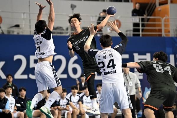 사진 두산과 인천도시공사 경기 모습, 사진 제공=한국핸드볼연맹