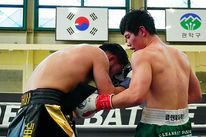 사단법인 한국복싱커미션 슈퍼미들급 챔피언 장민준이 2026년 3월 서울특별시 관악구민종합체육센터 특설 링에서 도전자 김우진을 상대로 타이틀 1차 방어전을 치르고 있다. 사진=KBM