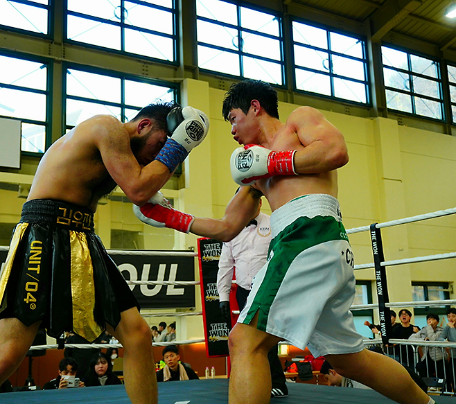 사단법인 한국복싱커미션 슈퍼미들급 챔피언 장민준이 2026년 3월 서울특별시 관악구민종합체육센터 특설 링에서 도전자 김우진을 상대로 타이틀 1차 방어전을 치르고 있다. 사진=KBM