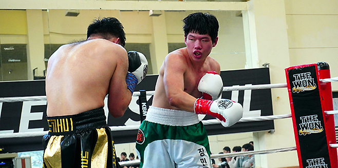 사단법인 한국복싱커미션 슈퍼미들급 챔피언 장민준이 2026년 3월 서울특별시 관악구민종합체육센터 특설 링에서 도전자 김우진을 상대로 타이틀 1차 방어전을 치르고 있다. 사진=KBM