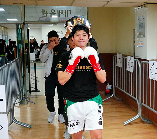 사단법인 한국복싱커미션 슈퍼미들급 챔피언 장민준이 2026년 3월 서울특별시 관악구민종합체육센터 특설 링에서 타이틀 1차 방어전을 치르기 위해 입장하고 있다. 사진=KBM