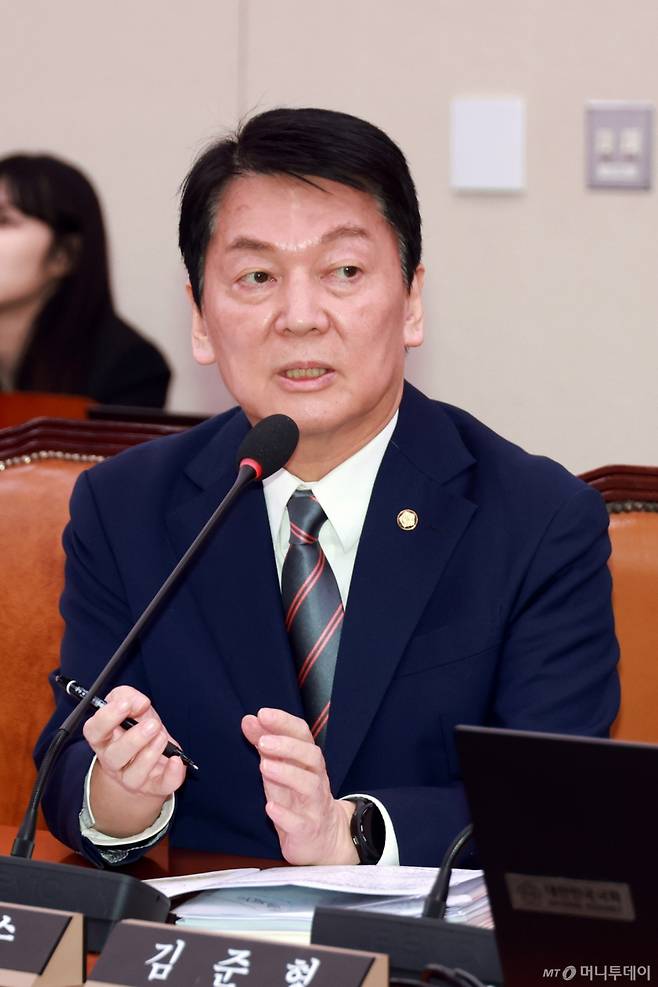 [서울=뉴시스] 고승민 기자 = 안철수 국민의힘 의원이 6일 서울 여의도 국회에서 열린 외교통일위원회 전체회의에서 조현 외교부 장관에게 현안 질의를 하고 있다. 2026.03.06. kkssmm99@newsis.com /사진=고승민