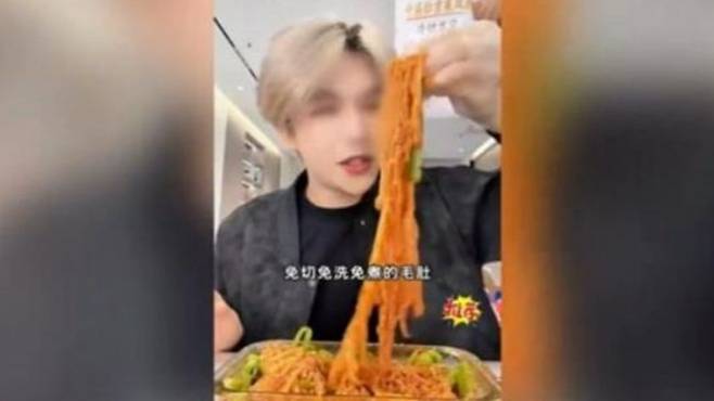 중국의 유명 인플루언서 '루하'(鹿哈)가 라이브 커머스를 통해 주력으로 홍보한 먹거리 제품. /사진=유튜브 갈무리