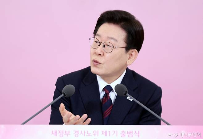 [서울=뉴시스] 최동준 기자 = 이재명 대통령이 19일 청와대에서 열린 '새 정부 경사노위 제1기 출범을 맞이하여 대통령과 함께하는 노동정책 토론회'에서 발언하고 있다. (청와대통신사진기자단) 2026.03.19. photocdj@newsis.com /사진=