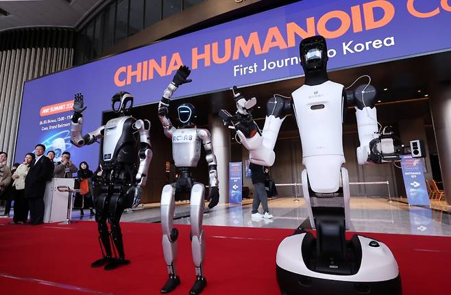 (서울=뉴스1)  = 4일 서울 강남구 코엑스에서 열린 ‘2026 스마트공장·자동화산업전(AW 2026)’에서 중국의 로봇 기업 레주로보틱스의 쿠아보(왼쪽부터), 유니트리의 G1, 에지봇의 G2가 참관객을 향해 인사하고 있다.   2026.3.4/뉴스1